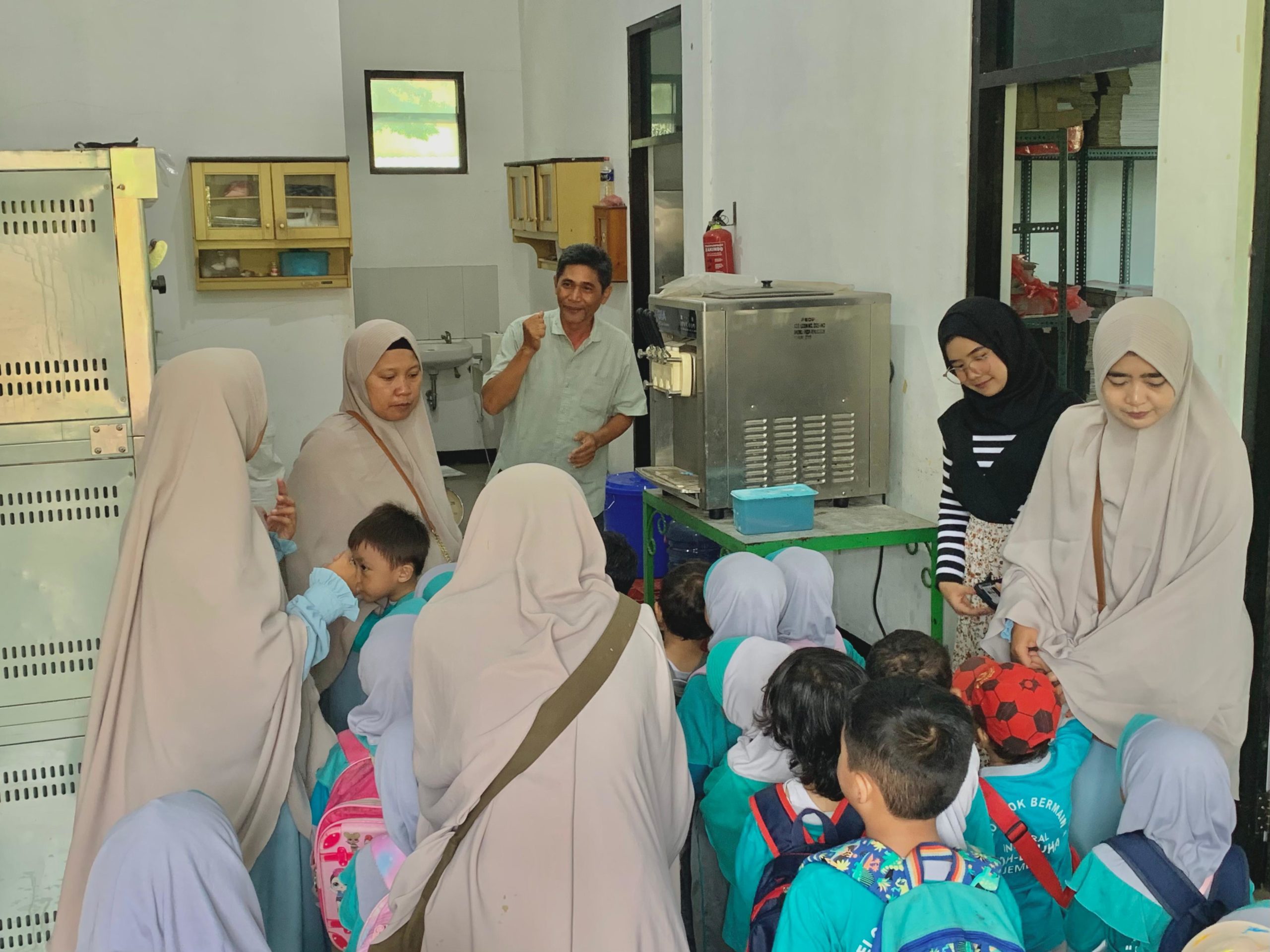 Kunjungan siswa di cafe